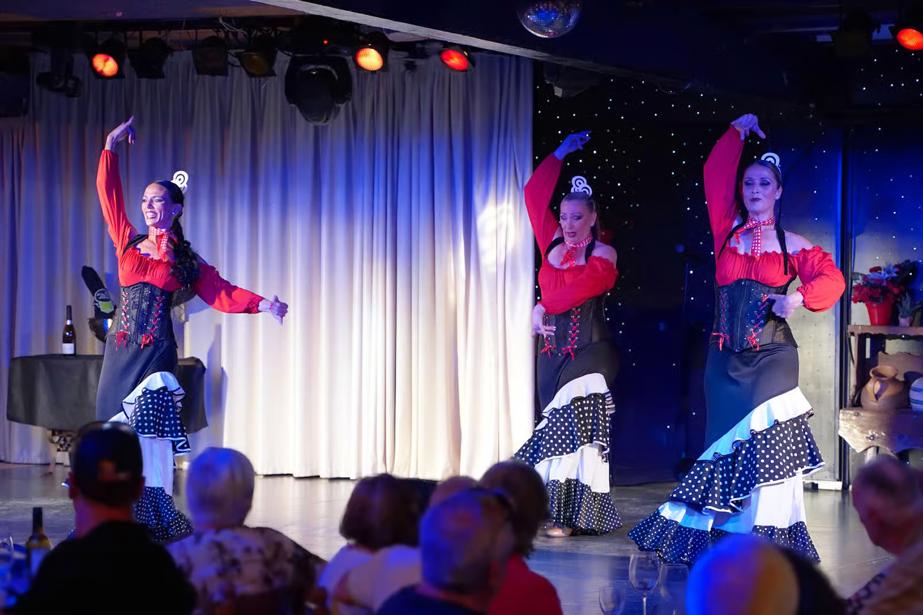 Tres bailarinas durante el espectáculo de La Masia.